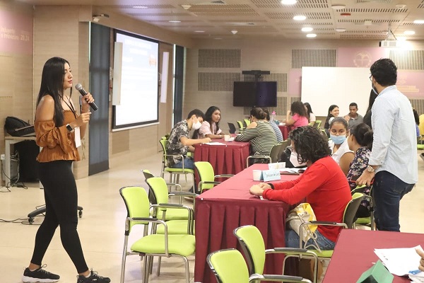 Profesionales del Centro de Innovación y Emprendimiento, CIE, asesoraron a los grupos para sacar adelante sus ideas de negocio.