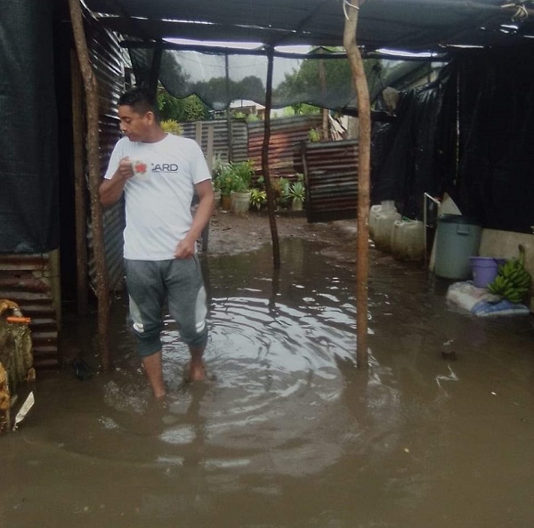 Las fuertes lluvias que han caído durante el fin de semana y en las últimas horas, mantienen en vilo a la población, mientras organismos de socorro se apersonan de la situación.