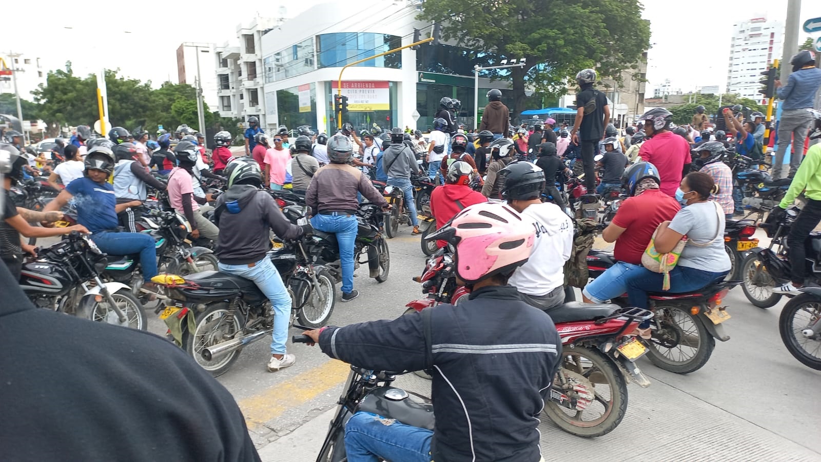 Los motociclistas que participaron de la protesta calificaron el nuevo decreto como “un abuso de autoridad por parte de la administración distrital”.