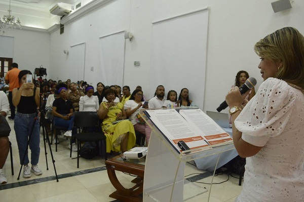 La alcaldesa Virna Johnson expresó que estos cursos están dirigidos a mujeres líderes, afrocolombianas, raizales e indígenas y entre otros sectores poblacionales.