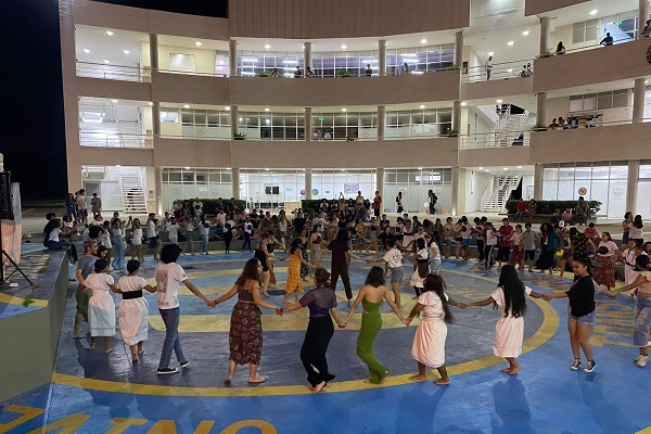 Con bailes autóctonos de las culturas indígenas, los estudiantes danzaron.