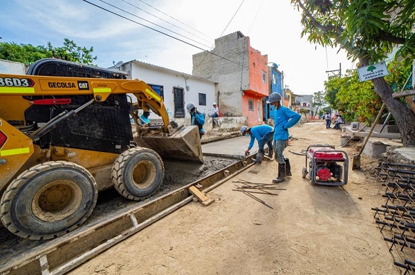 Con el vaciado de concreto avanzan las obras de pavimentación de la calle 14 de Gaira, una de las más importantes que lidera la Alcaldía Distrital.