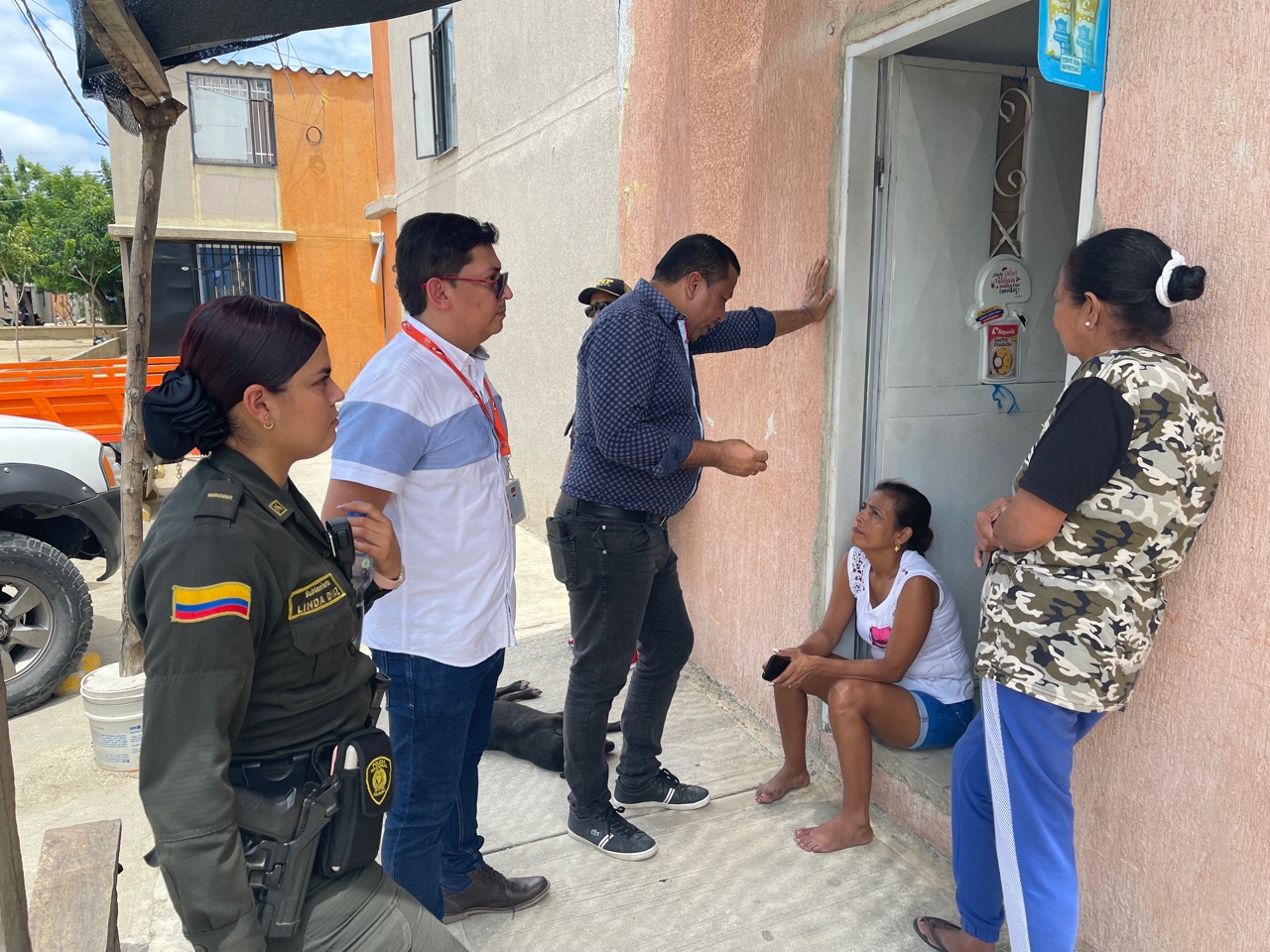 El secretario de Seguridad y Convivencia Ciudadana, Bladimir Torres, visitó la manzana 2 para dialogar con los propietarios de las viviendas de interés social.