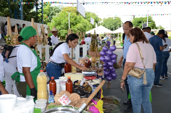 Tres asociaciones campesinas del municipio de Santa Ana vivieron su primera experiencia en una feria agrícola.