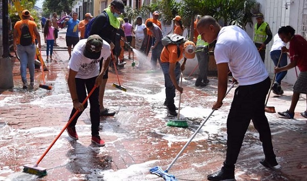 Diferentes entidades del Distrito como Essmar, Dadsa, Alcaldía, Policía, entre otros, se han sumado a la jornada de limpieza. 