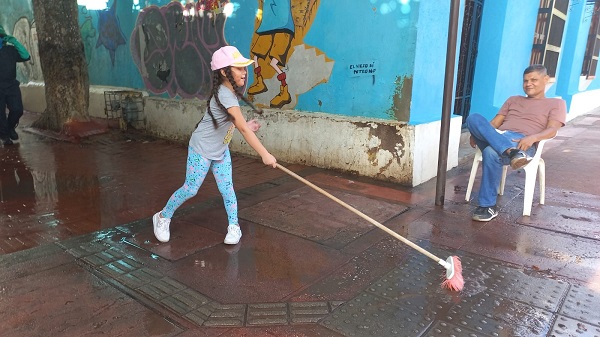 Los niños también aportaron en la recuperación de este emblemático espacio del Centro Histórico.