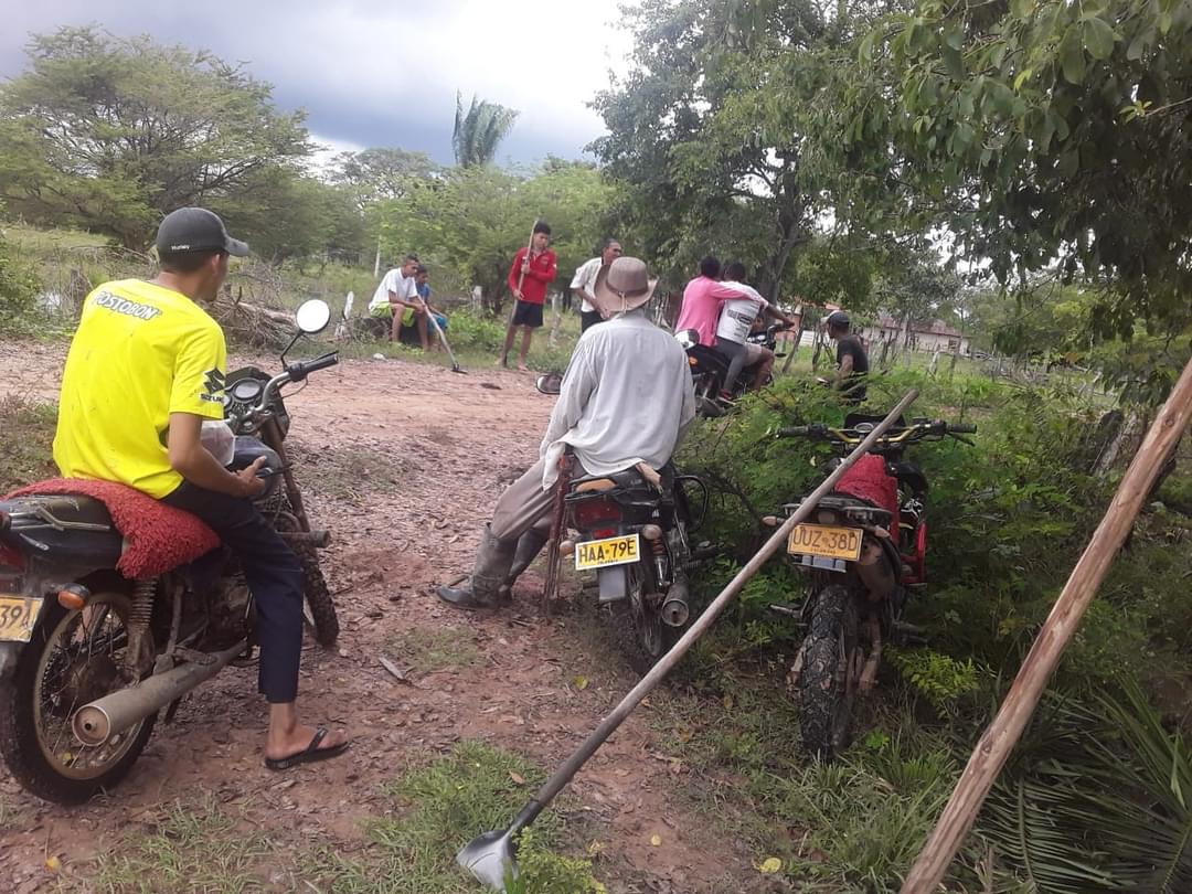 La comunidad en Sabana de Peralejo, se vio en la obligación de arreglar por su propia cuenta un tramo de la vía que los comunica con el municipio de San Sebastián.