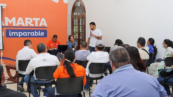 Los vendedores ambulantes que se encuentran situados sobre la carrera quinta han sido compensados, capacitados y acompañados para hacer paso a la recuperación de la malla vial.