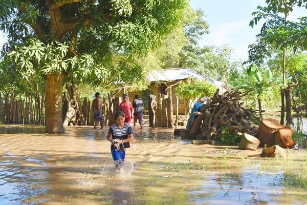 En zona rural del municipio de El Banco las vías quedaron totalmente bajo el agua, haciendo difícil la circulación de vehículos.