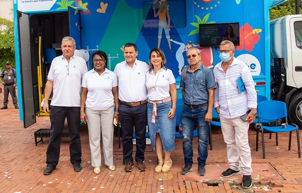 José Alejandro Inostroza, Director Control de Energía Magdalena y Guajira; Betty Yadira García, Funcional Atención al Cliente Presencial; Diego Rincones, Gerente de Air-e en Magdalena; María Elvira Carrillo, Responsable Atención al Cliente Magdalena; líderes comunales Luis Eusse y Henry Alberto Vargas  Medina