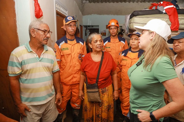 La alcaldesa Virna Johnson coordina la atención a las familias afectadas por las inundaciones del pasado martes en Santa Marta 