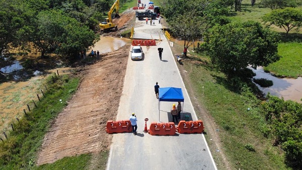 Se inició la instalación de bolsas rellenas con suelo-cemento para proteger lateralmente la estructura y minimizar el riesgo de mayores afectaciones en la banca.