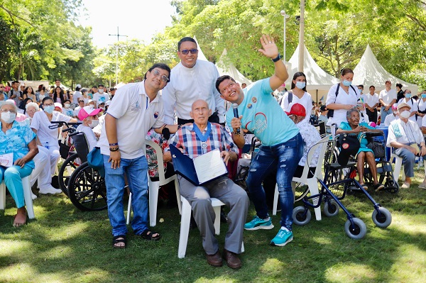 Bienvenida del Rector Pablo Vera a los abuelos del asilo.