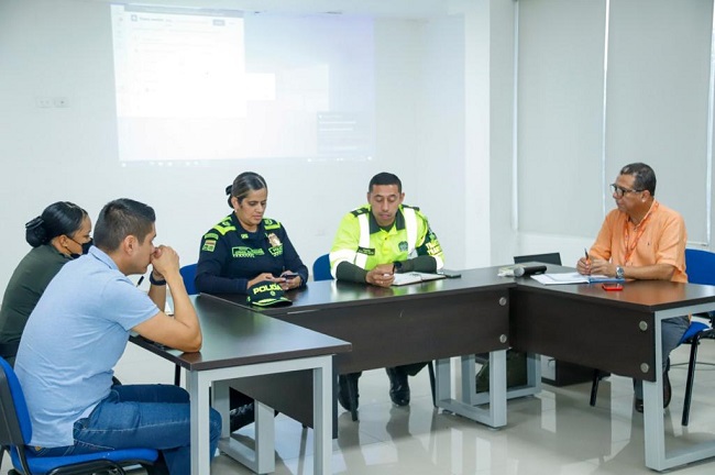 Coronel de la policía Adriana Paz reunida con representantes de la terminal de transporte y gremio empresarial.