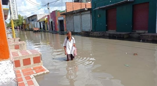 La situación se agrava con las inundaciones y deslizamientos que han arrasado cientos de hectáreas de tierras de pan coger; así como con producción avícola y ganadera.