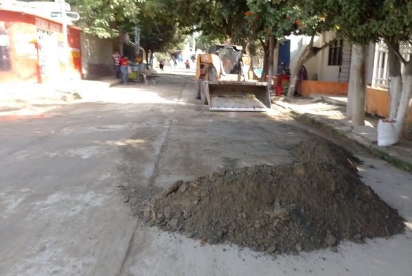 Con la maquinaria amarilla del Distrito fue removido el material rocoso y lodo. Con la maquinaria amarilla del Distrito fue removido el material rocoso y lodo. 