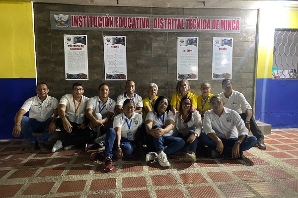Docentes y directivos de la Institución Educativa Distrital Técnica de Minca.