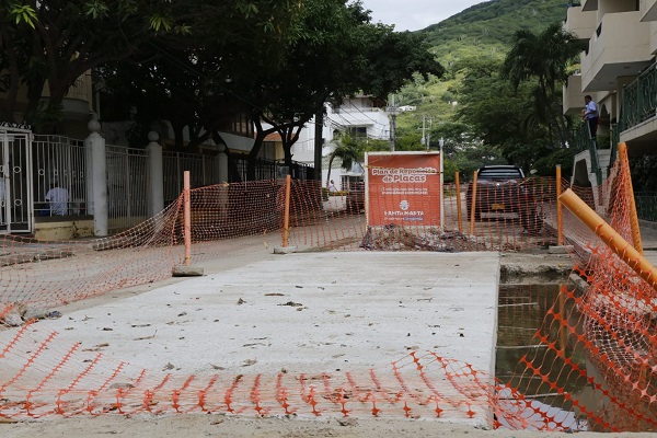 Así se ve la vía de El Rodadero debido a los arreglos que están realizando para mejorar la malla vial. 