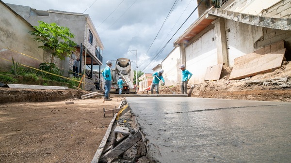 Trabajadores realizando obra de recuperación de la carrera 70 con calle 35.