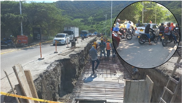 Las filas de carros sobre la Carrera Cuarta son interminables, a la espera a que se les habilite el paso hacia el Ziruma, igual situación viven los vehículos que bajan desde El Rodadero.