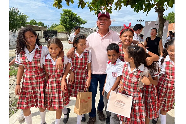Luis Alberto Tete Samper, alcalde de Cienaga, junto a estudiantes de la escuela La Francia. 