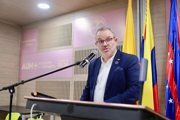 Rui Pedro Gómez Pereira, Universidad de Minho realizando su ponencia de apertura ‘Una nueva centralidad de la atención primaria en salud: riesgos, desafíos y oportunidades en un mundo post-pandémico’.