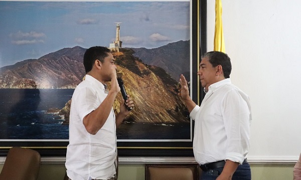 Presidente de la Asamblea del Magdalena, Rafael Emilio Noya García, realizando juramento frente a todos los diputados del Departamento. 