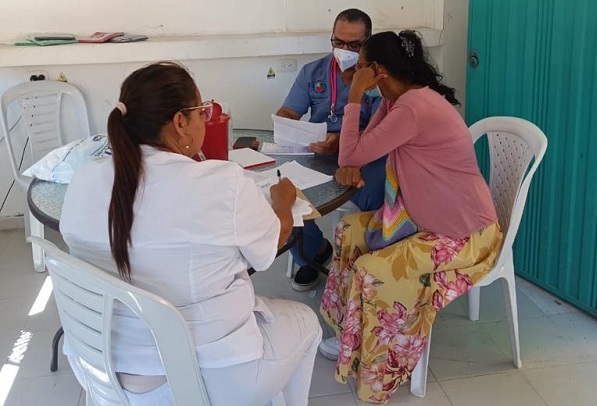  Personal medico   especializado, realizando consultas a las personas  que requieren asistencia médica. 