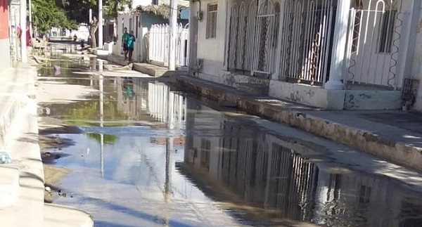 Los vertimientos de aguas negras aquejan a la comunidad y comerciantes de Gaira. 