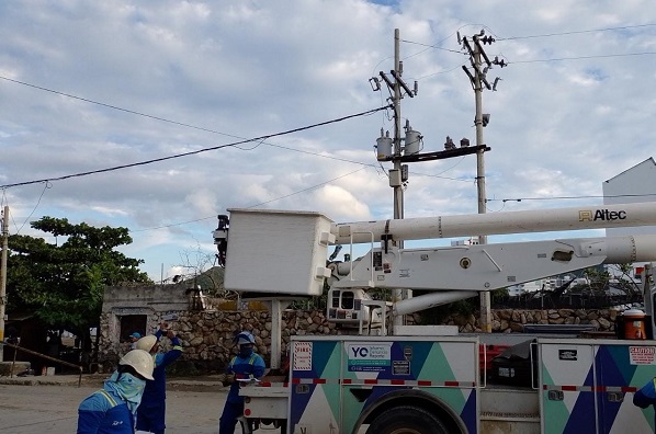 Equipo de Air-e realizando restablecimiento de energía en el reconocido restaurante Mi Ranchito.  