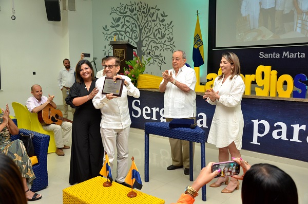 Alfonso López Carrascal fue conmemorado por entregar 28 años de su labor como docente en la escuela de Derecho de ‘La Sergio’.