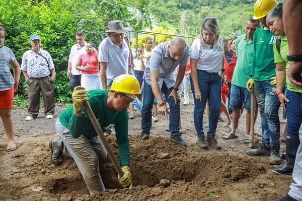 Alcaldesa Virna Johnson realizó recorrido del trabajo que se adelanta en la zona rural en compañía del gerente de Gases del Caribe, Ciro Monsalvo.