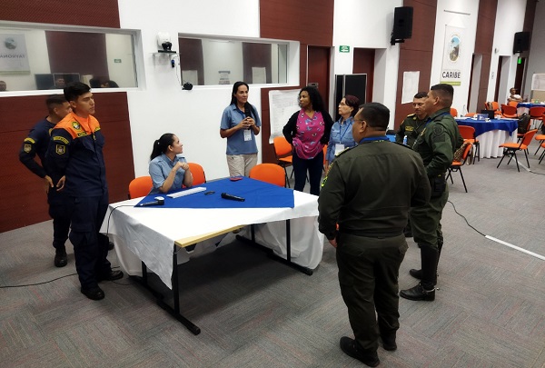 Policía Nacional realizando recorrido por una de las mesas de concertación para la evaluación del Plan Maestro de Protección y Restauración del Parque Nacional Natural Tayrona. 
