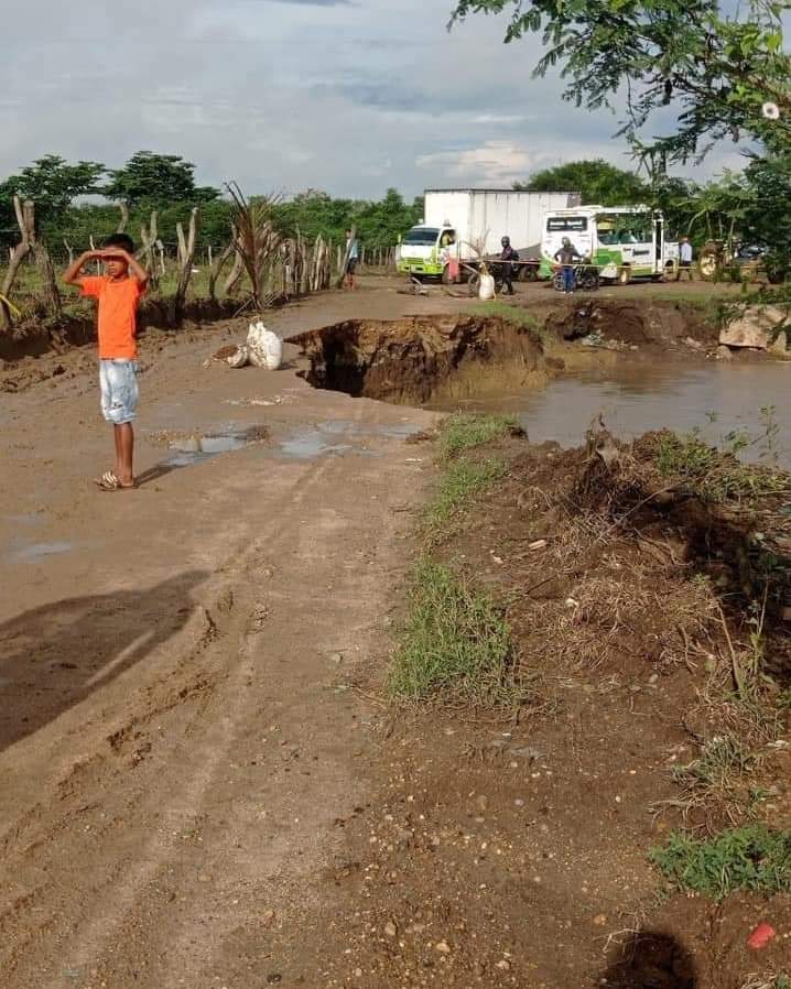 Las autoridades plantean abrir una vía alterna para reestablecer el paso hacia y desde Salamina a este departamento.