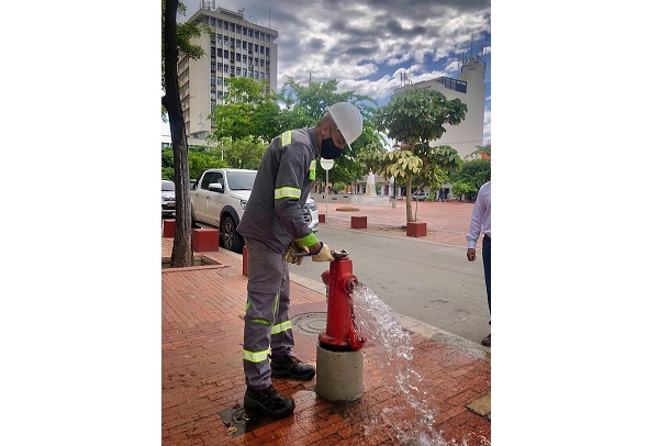 Personal de la Empresa de Servicios Públicos del Distrito realizando revisión en sistema de acueducto ubicado en el Centro Histórico de la ciudad. 