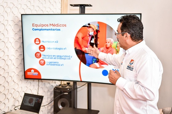 Funcionario socializando el programa ‘Salud al Barrio-Médico en tu Casa’.