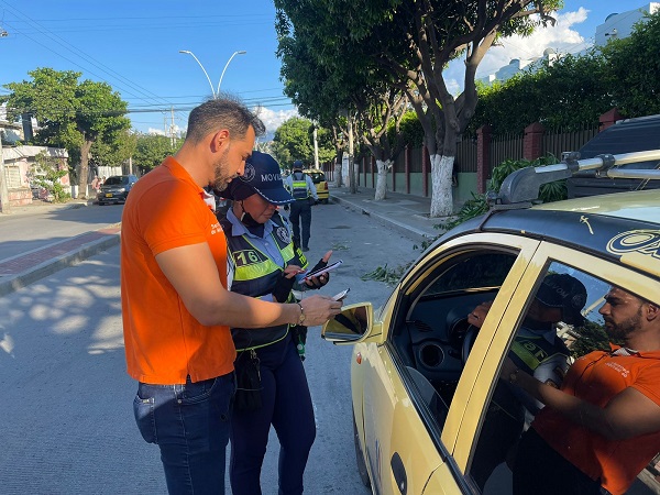 Víctor Medina, secretario de Movilidad, adelanta operativos de control para evitar cobros excesivos por parte de los taxistas.