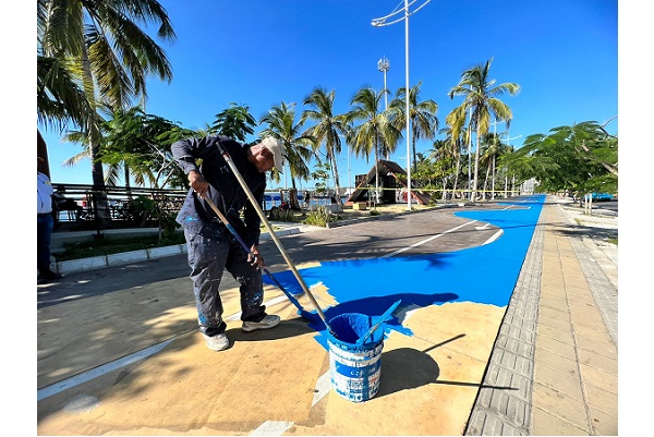 El equipo técnico encargado de las labores pintó el suelo del Camellón de la bahía.