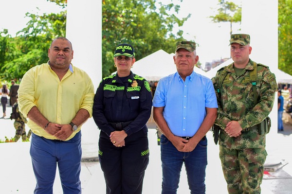 El alcalde, Luis Alberto Tete Samper y La coronel Adriana Paz junto a un soldado y un funcionario público. 