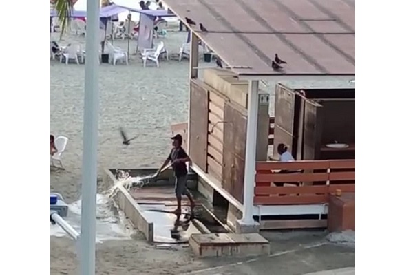 Desde los baños públicos ubicados en el Camellón de El Rodadero se evidenció a través de un video cómo una persona vertía agua en la zona de playa.