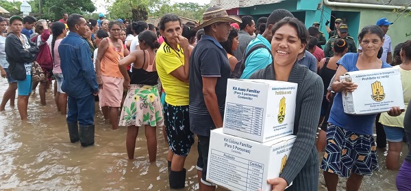 Habitantes del municipio de San Zenón recibiendo las ayudas que fueron gestionadas por el alcalde Genor Bolaño Padilla.
