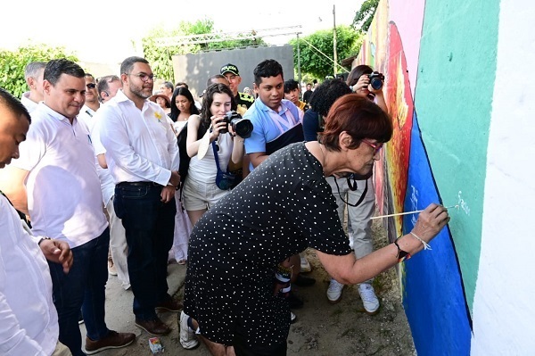 La ministra de Cultura, Patricia Ariza, directivos de Air-e y habitantes de Aracataca en la entrega del mural. 