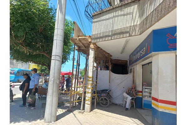 En este ‘robo’ de espacio público, se nota el andén peatonal sobre el cual se ha levantado una columna que sostiene la ampliación (material en madera) del techo de los nuevos locales comerciales que posteriormente, se levantarán en dicho andén.