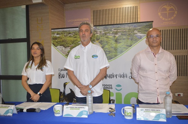 En la mesa principal Carlos Francisco Diaz Granados, Director de Corpamag, Jean Rogelio Figueroa, vicerrector de la universidad del Magdalena y Karen Forero Bula Ingeniera subdirectora técnica de Corpamag. 
