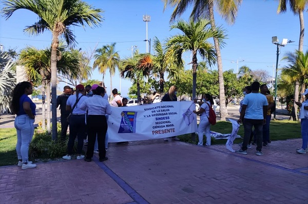 Trabajadores del hospital San Cristobal de Ciénaga protestando Frente a la Gobernación del Magdalena. 