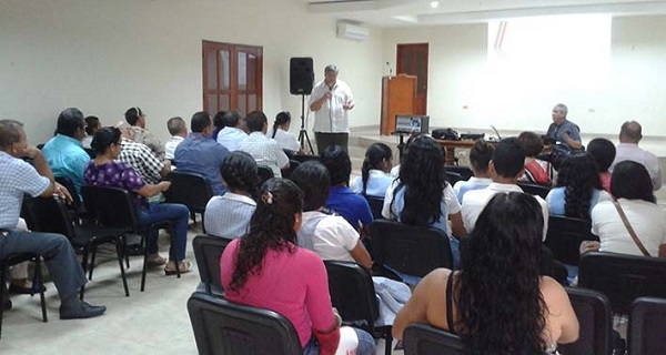 Quienes deseen acceder a las becas deben ser educadores en servicio con nombramiento en propiedad.