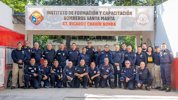 Bomberos Voluntarios de diferentes ciudades del país, quienes recibieron certificación como inspectores de seguridad.