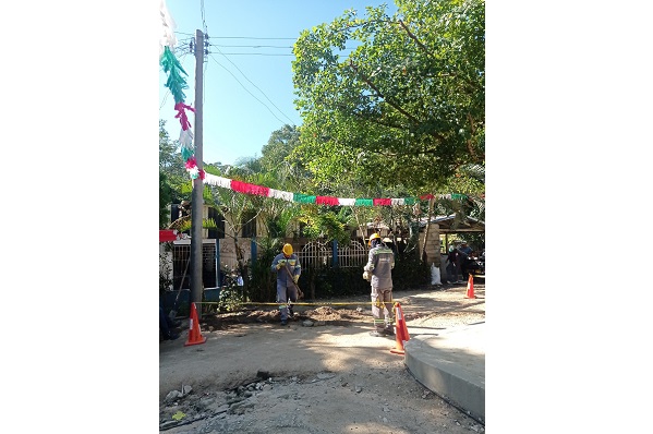 En la imagen trabajadores haciendo cambio de tuberías y mantenimiento a los registros del sector. 