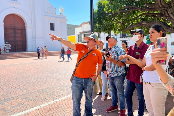 Funcionario de Indetur realizando recorrido con visitantes por las calles de la ciudad de Santa Marta. 