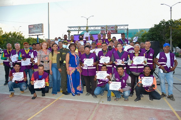 En la imagen los mototaxistas que fueron certificados por parte de la Secretaría de la Mujer. 